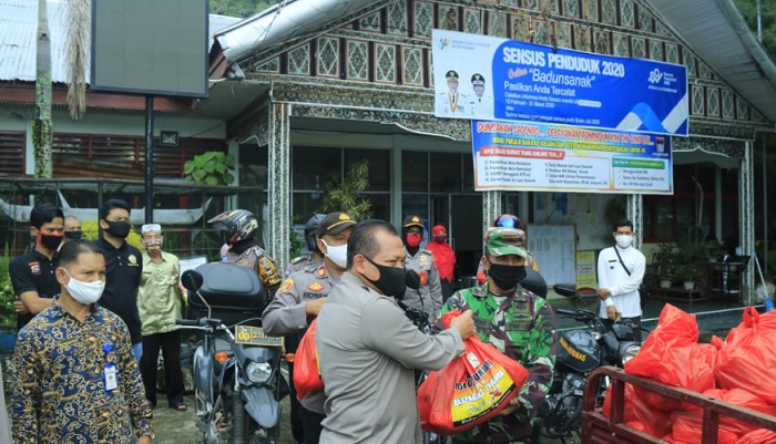Foto Kapolda dan Masyarakat Tionghoa Serahkan Paket Sembako di Padang Selatan