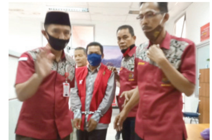 Foto Kasus Penyelewengan Dana Infak Masjid Raya, Pegawai Pemprov Sumbar Ditahan Jaksa