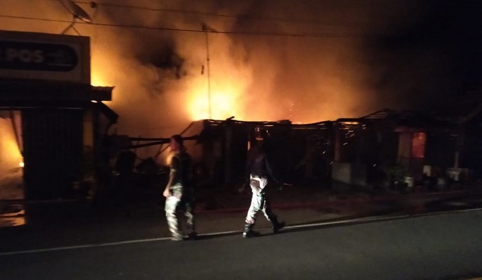 Foto Tujuh Ruko di Padang Pariaman Terbakar, Kerugian Ditaksir Rp1 Miliar