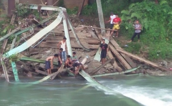 Foto Jembatan Roboh Tewaskan Satu Pekerja, Ini Kata Kepala BPBD Padang Pariaman