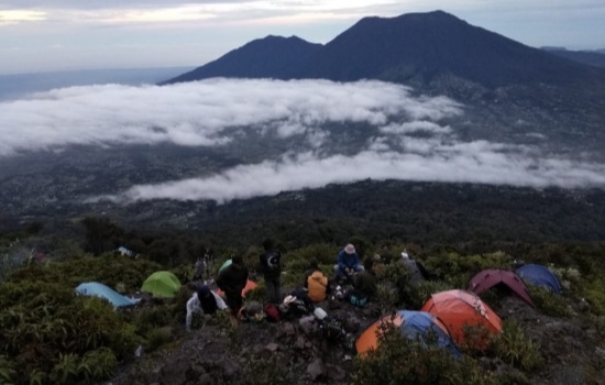 Foto Pendakian Gunung Marapi Kembali Dibuka, Nanjak Wajib Patuhi Protokol Kesehatan