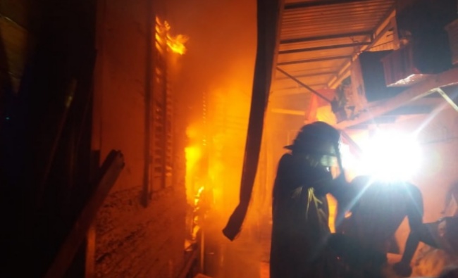 Foto Dua Unit Toko Terbakar, Kerugian Sekitar Rp500 Juta
