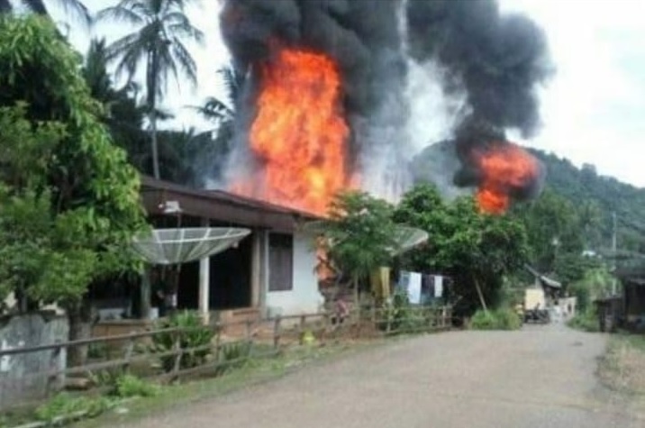 Foto Dua Rumah di Sikaladi Sijunjung Terbakar, Kerugian Sekitar Rp500 Juta