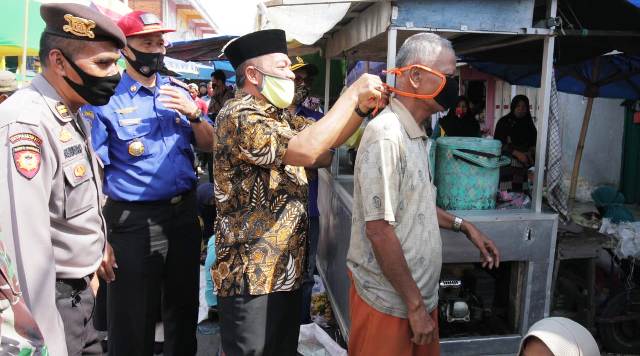 Foto Protokol Kesehatan Masih Dilanggar di Pasar Batusangkar