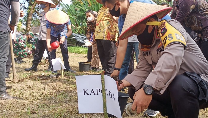 Foto Kapolda dan Gubernur Kunjungi Kebun Milik Anggota Polri