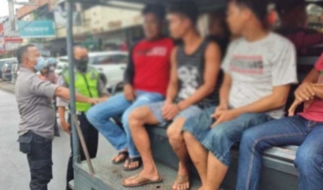 Foto Main Remi Hingga tak Ber-KTP, 13 Orang Ditertibkan Polsek Padang Selatan