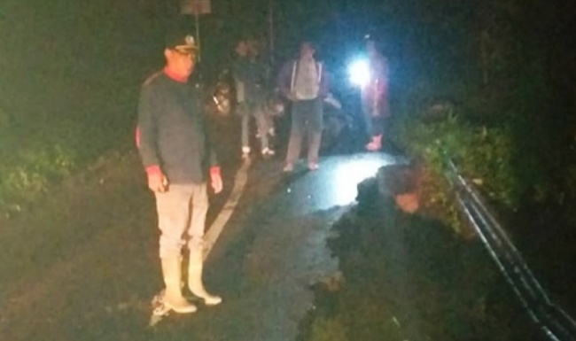 Foto TopNews: Waspada, Jalan Kelok 10 Agam Amblas