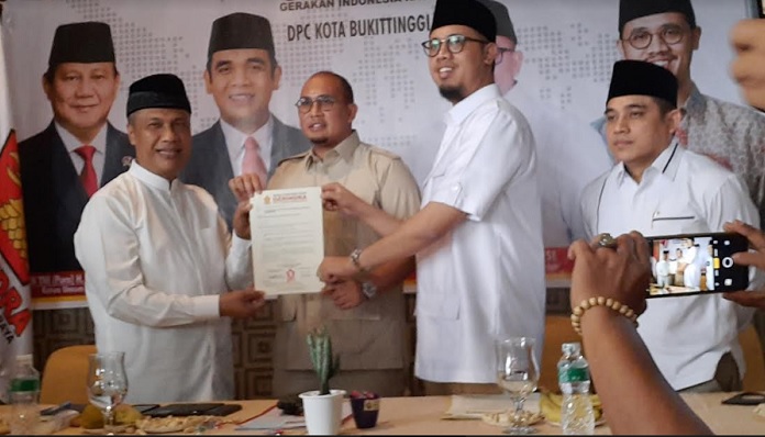 Foto Erman Safar Kantongi SK Ketua DPC Gerinda dan Rekomendasi Calon Walikota Bukittinggi