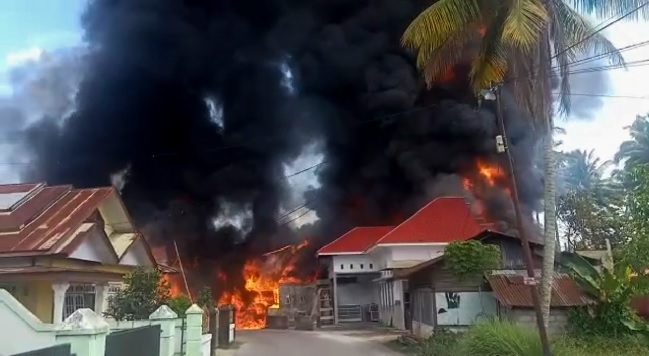 Foto Kebakaran Hebat di Payakumbuh, 6 Bangunan Hangus Dilalap Api