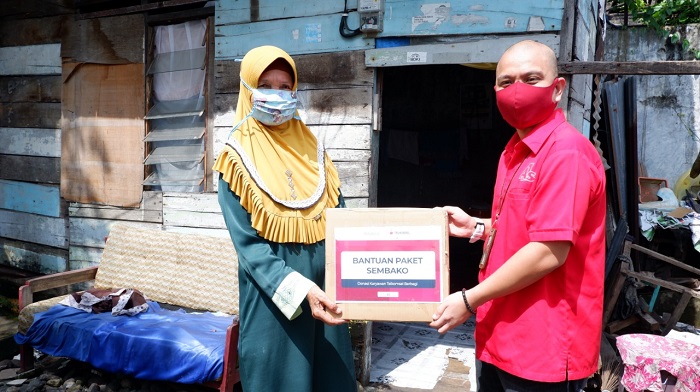 Foto Peduli Masyarakat Terdampak Pandemi Covid-19, Telkomsel Serahkan Bantuan Sembako