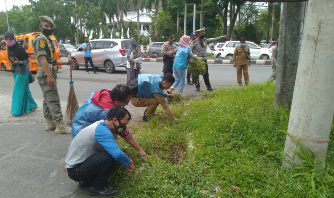 Foto Operasi Yustisi di Padang, Belasan Warga Disanksi Menyapu