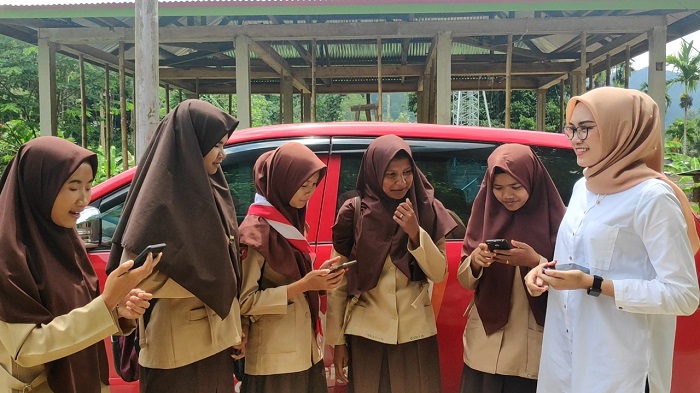Foto Kini Pelajar di Tigo Lurah Bisa Belajar Daring dari Rumah Pakai Telkomsel