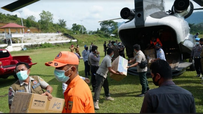 Foto Helikopter BNPB Antarkan Bantuan APD ke Tanah Datar