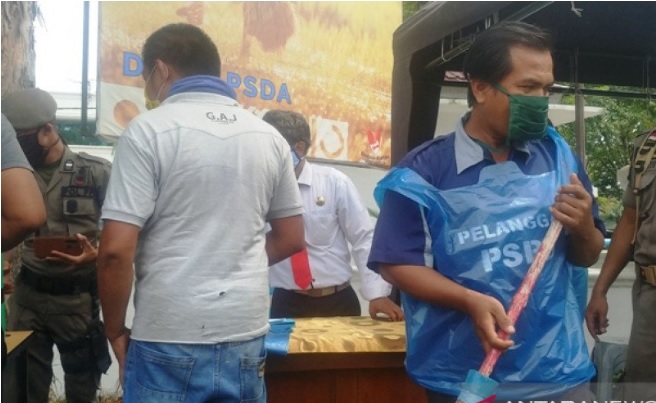 Foto Belasan Warga Padang Disanksi Menyapu Jalan Karena Tak Gunakan Masker