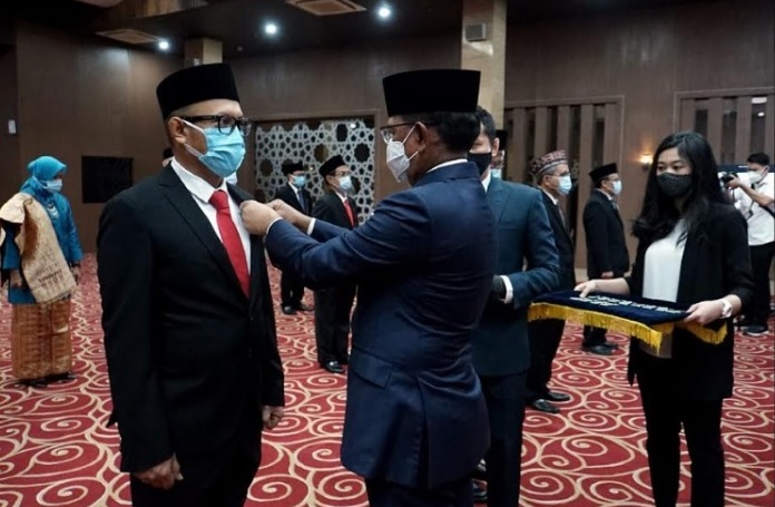 Foto Presiden Jokowi Anugerahkan Satyalancana Wirakarya Pada 4 Insan Telkomsel