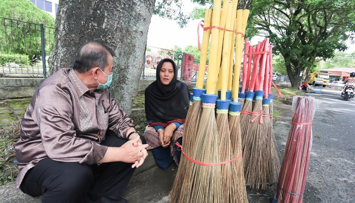 Foto Ketika Penjual Sapu Lidi Curhat ke Nasrul Abit