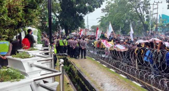 Foto Ricuh Unjuk Rasa UU Cipta Kerja di Padang Spontanitas