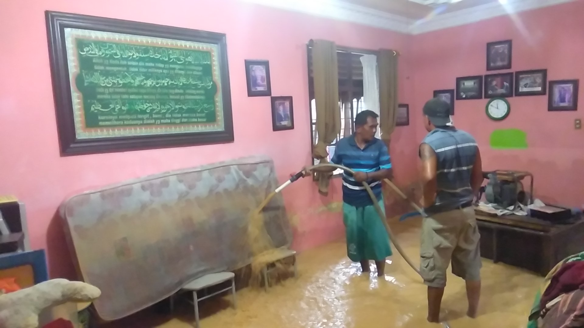 Foto Begini Cerita Emi Zulmakri, IRT yang Diterjang Banjir di Hari Ulang Tahun