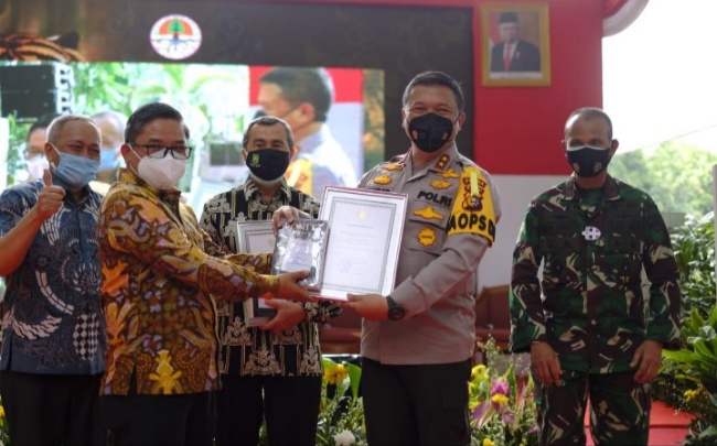 Foto Kapolda Riau Diganjar Penghargaan dari LHK RI, Ini Penyebabnya