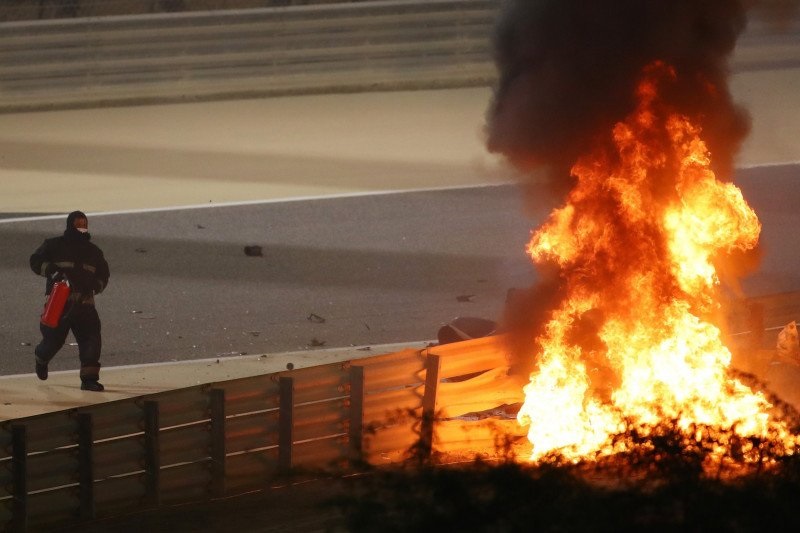 Foto Petugas Medis F1 Ungkap Menegangkannya Upaya Penyelamatan Grosjean