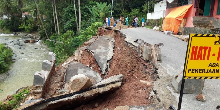 Foto Hujan Lebat, Jalan di Dusun Koto Talago Gunung Amblas