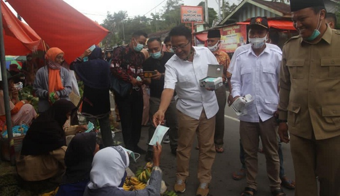 Foto Ingatkan Warga Patuhi Protokol, Indra Catri Bagikan Masker di Pasar Lasi