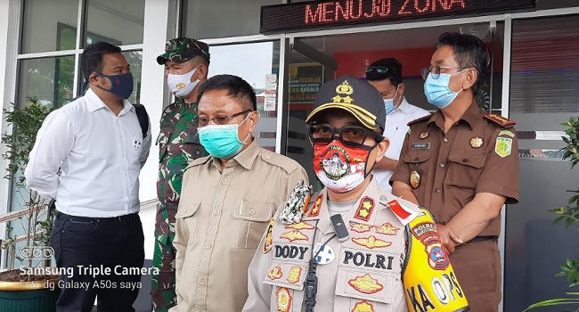 Foto Penyidikan Kasus Pengeroyokan Anggota TNI oleh Oknum Klub Moge Diserahkan ke Kejari Bukittinggi