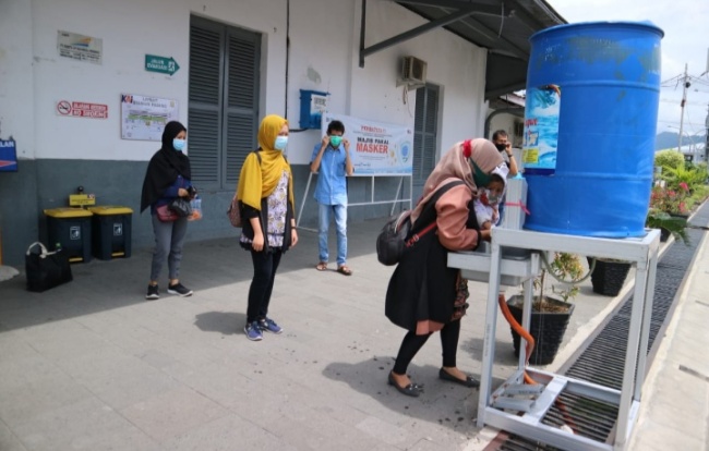 Foto Libur Nataru, Penumpang KA di Sumbar Diminta Patuhi Protokol Kesehatan