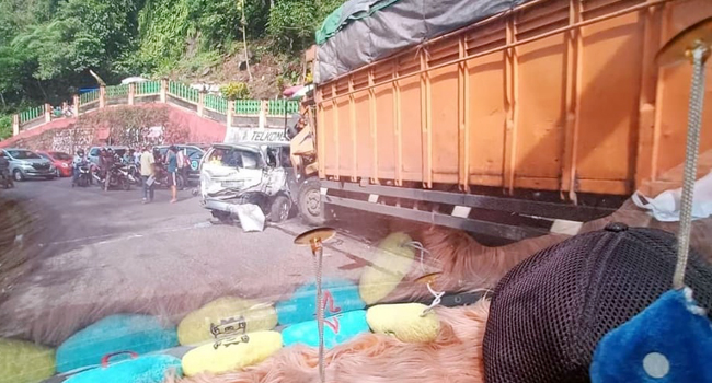 Foto Truk Seruduk Mobil dan Motor di Lembah Anai, Para Korban Dilarikan ke RS