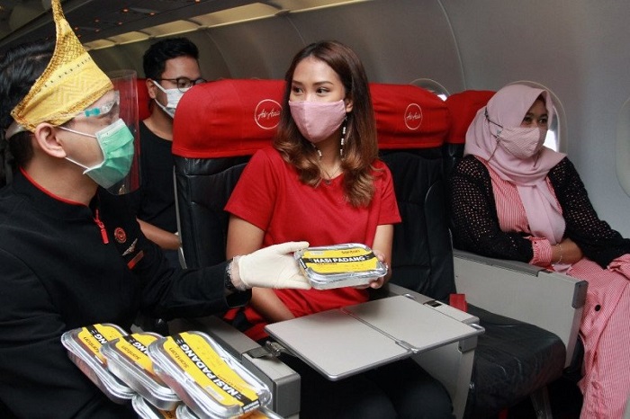 Foto AirAsia Bag-bagi Nasi Padang di Penerbangan Jakarta - Padang