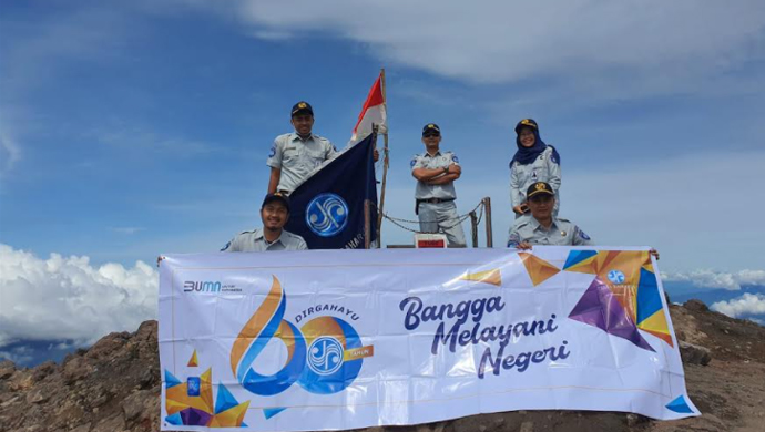 Foto HUT ke-60, Jasa Raharja Bukittinggi Kibarkan Bendera di Puncak Marapi