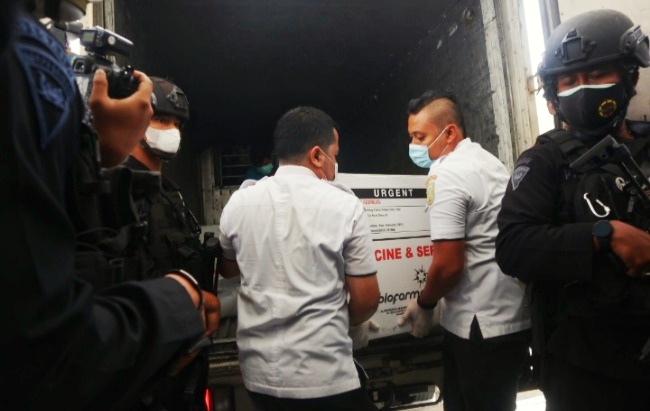 Foto Setelah 32 Jam, Akhirnya Vaksin 'Korona' Sinovac Pertama Tiba di Pekanbaru