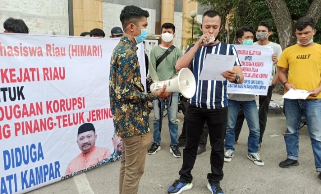 Foto Kejati Riau di Demo Puluhan Mahasiswa, Ini Tuntutannya
