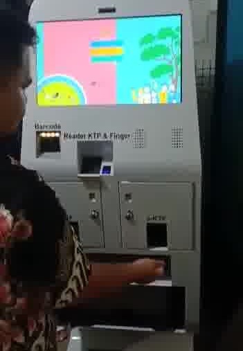 Foto Terobosan Pemko Padang, Ambil e-KTP Bisa di Mesin ATM
