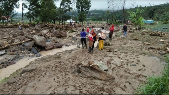 Foto Banjir Menyusut, Warga Mulai Bersih-bersih