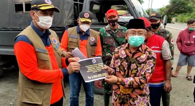 Foto BNPB Serahkan Bantuan Rp4 Miliar untuk Korban Gempa Sulawesi Barat 