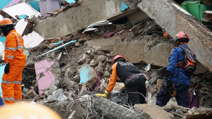 Foto Update; 73 Orang Meninggal Akibat Gempa M6,2 di Sulawesi Barat