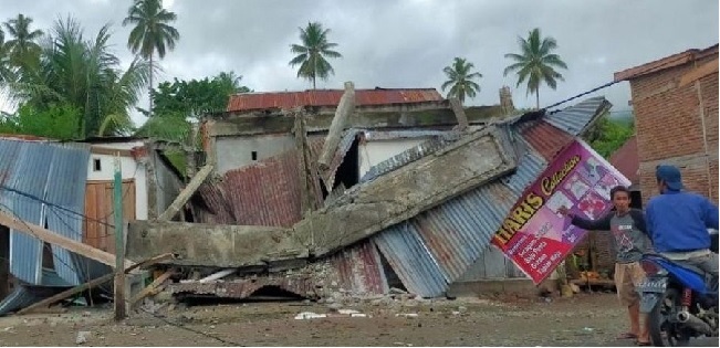 Foto 34 Orang Meninggal Akibat Gempa M6,2 di Sulawesi Barat