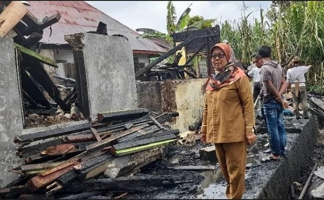 Foto Rumah Muslim di Sungai Landia Terbakar