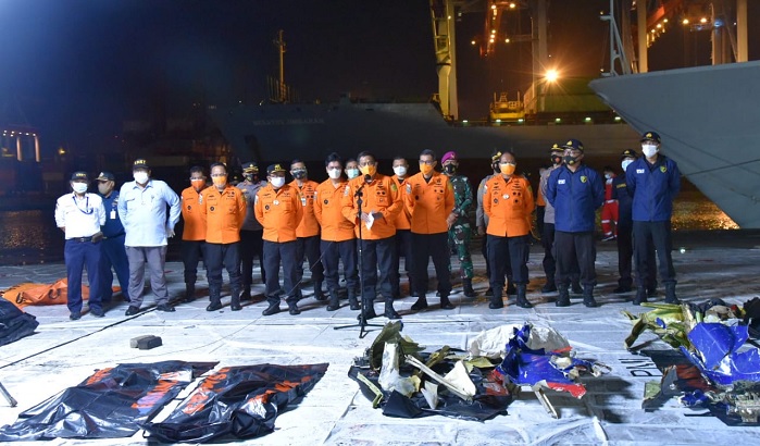 Foto Hari Ke-4, Tim SAR Evakuasi 139 Kantong Jenazah