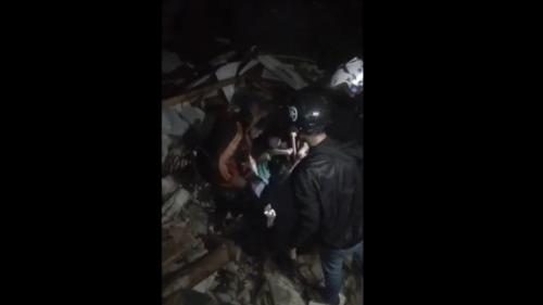 Foto Majene Sulbar Diguncang Gempa, Warga Temukan Anak Kecil dalam Reruntuhan