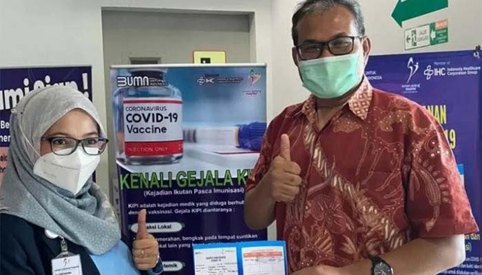 Foto Tenaga Kesehatan Semen Padang Hospital Disuntik Vaksin