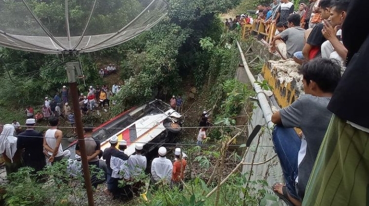 Foto Ini Data Korban Kecelakaan dalam Bus Rombongan Pemkab Agam di Madina