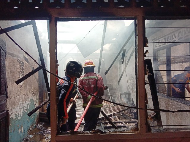 Foto Empat Rumah di Balai Baru Ludes Terbakar