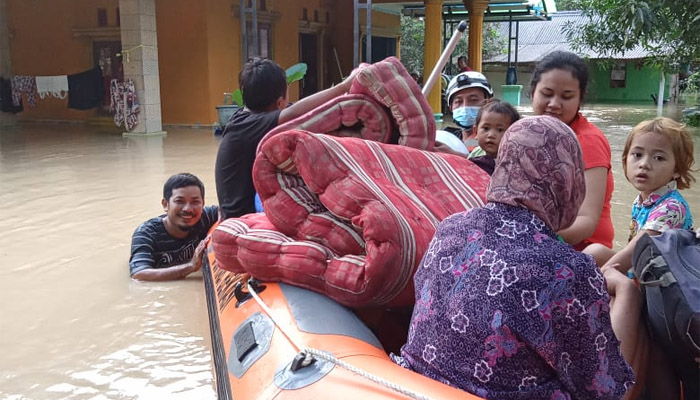 Foto Tanggul Jebol Picu Banjir Beberapa Desa di Wilayah Bekasi