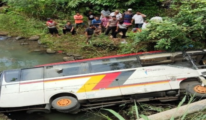 Foto Sopir dan Kepala Diskominfo Agam Jadi Korban Kecelakaan Bus di Kotanopan