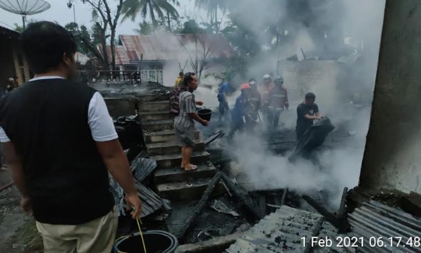 Foto Tiga Bangunan di Solok Terbakar, Kerugian Ratusan Juta Rupiah
