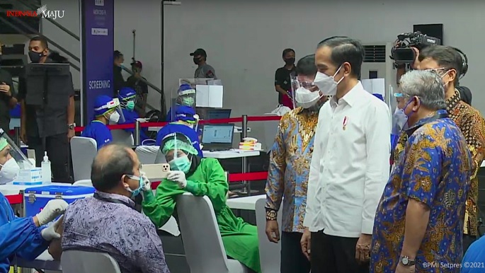 Foto Presiden Jokowi Tinjau Vaksinasi Massal bagi Wartawan