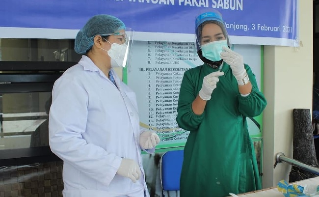Foto Vaksinasi Nakes di Padang Panjang Lebihi Target