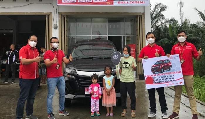Foto Telkomsel Serahkan Hadiah Mobil Untuk Pemenang Program DigiSTAR GasPol